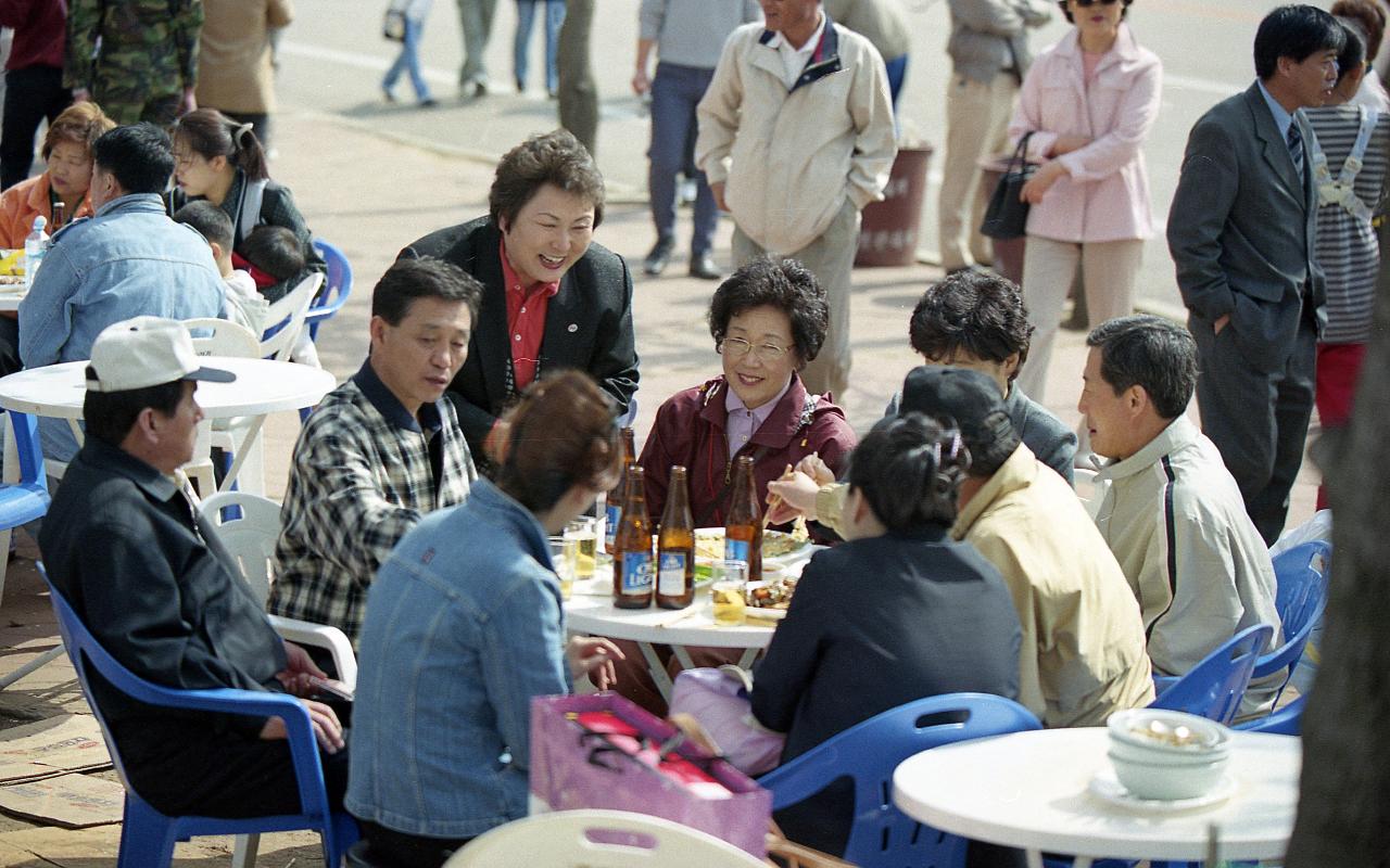 벚꽃마라톤대회 중 음주를 하시는 의원님들의 모습