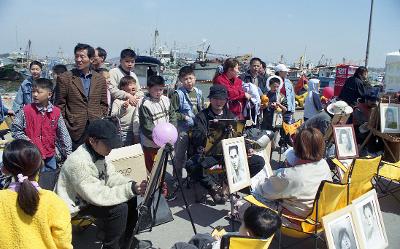 해산물축제 중 시민분들의 얼굴을 그리는 화가1