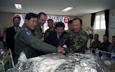 106연대창립기념만찬식을 두고 화이팅을 하는 의원님들