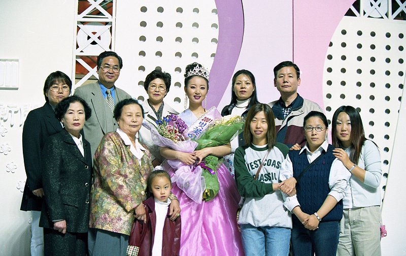 꽃다발을 안은 벚꽃아가씨 후보자와 가족들의 기념사진