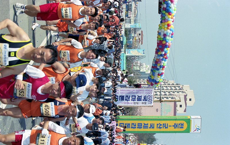 벚꽃마라톤대회에 참석한 많은 참가자들이 달리는 모습1