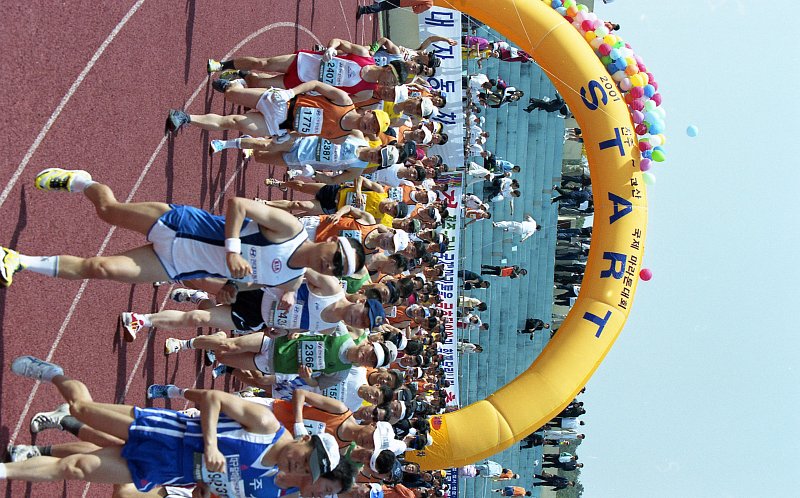 수많은 마라톤 참가자들의 달리는 모습1