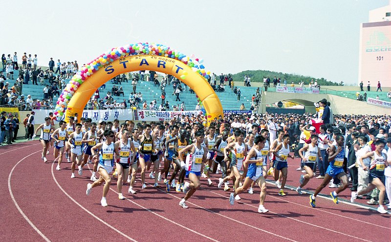 수많은 마라톤 참가자들의 달리는 모습2