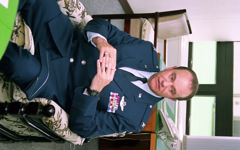 의자에 앉아계신 미공군비행단장님의 모습