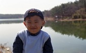 뒤로는 멋진강이 보이고 모자를 거꾸로쓴채 웃고있는 아이의 모습사진(00014)