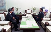 의원님들과 대화를 나누는 시장님의 모습사진(00004)
