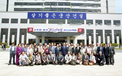 시청 앞에서 기념사진을 찍으시는 여러의원님들과 시민분들