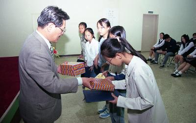 학생들에게 백일장수상을 하시는 의원님