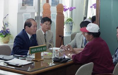 시민분들과 면담을 하시는 시장님의 모습1