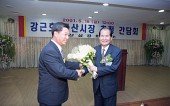 의원님께 꽃다발을 받으시는 시장님사진(00002)