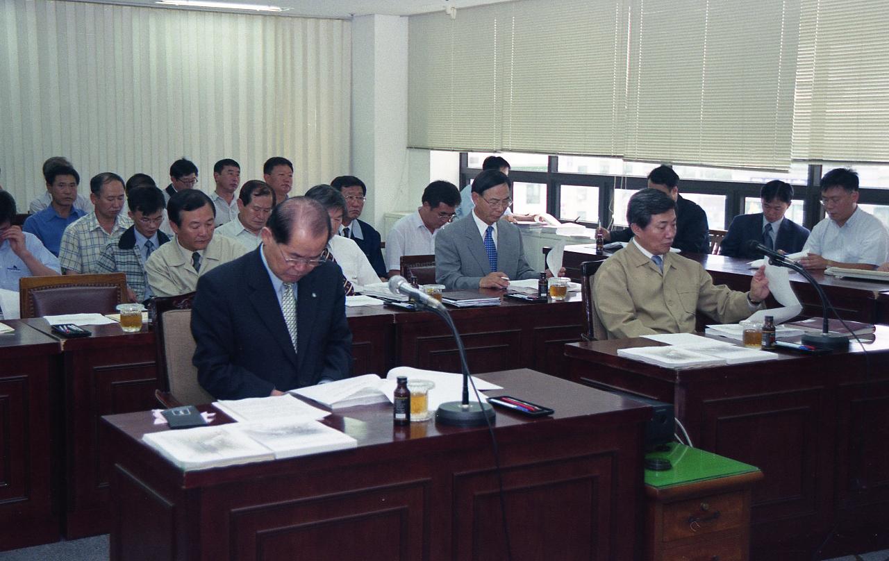 도시계획 중간보고 용역회의에서 자리에 앉아 자료를 보고 계신 시장님과 임원들