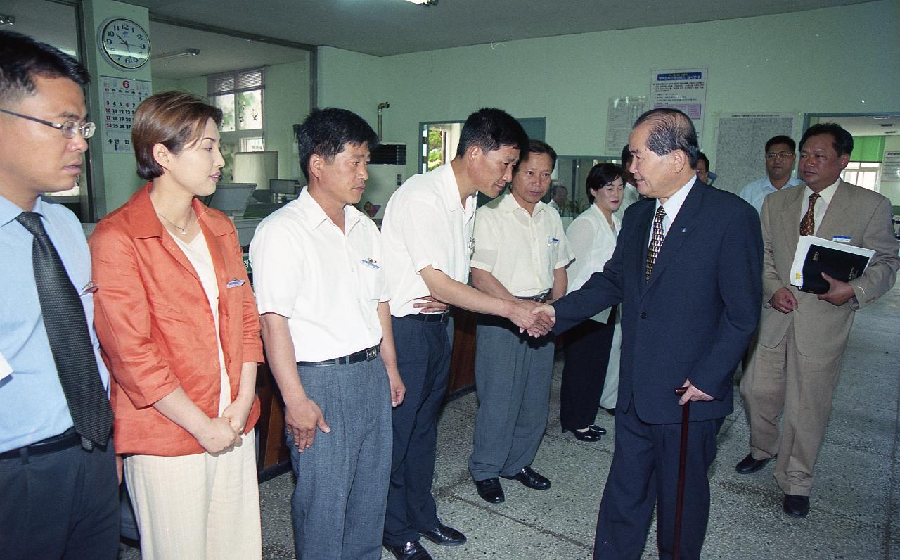 임회면,서수면 직원들과 악수를 나누는 시장님1