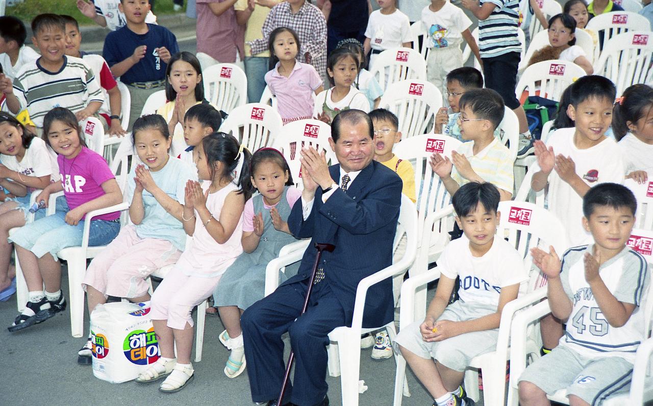 아파트마을축제에 참석하여 박수를 치고계신 시장님의 모습