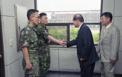 장병들과 악수를 나누는 시장님의 모습