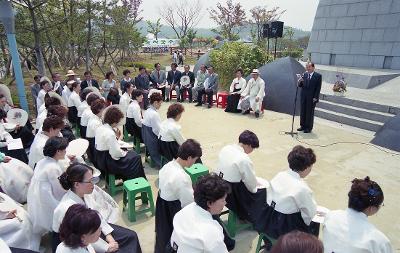 사랑의 집짓기 운동 중 연설 중이신 시장님