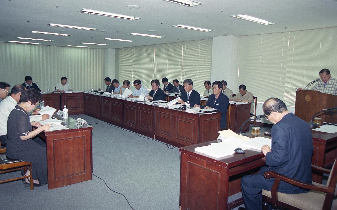 공약사업 추진보고회중 보고서를 검토하시는 시장님과 의원님드의 모습