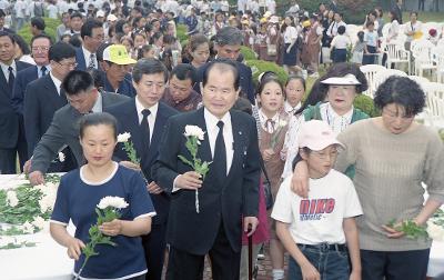 국화꽃을 들고계신 시장님의 모습