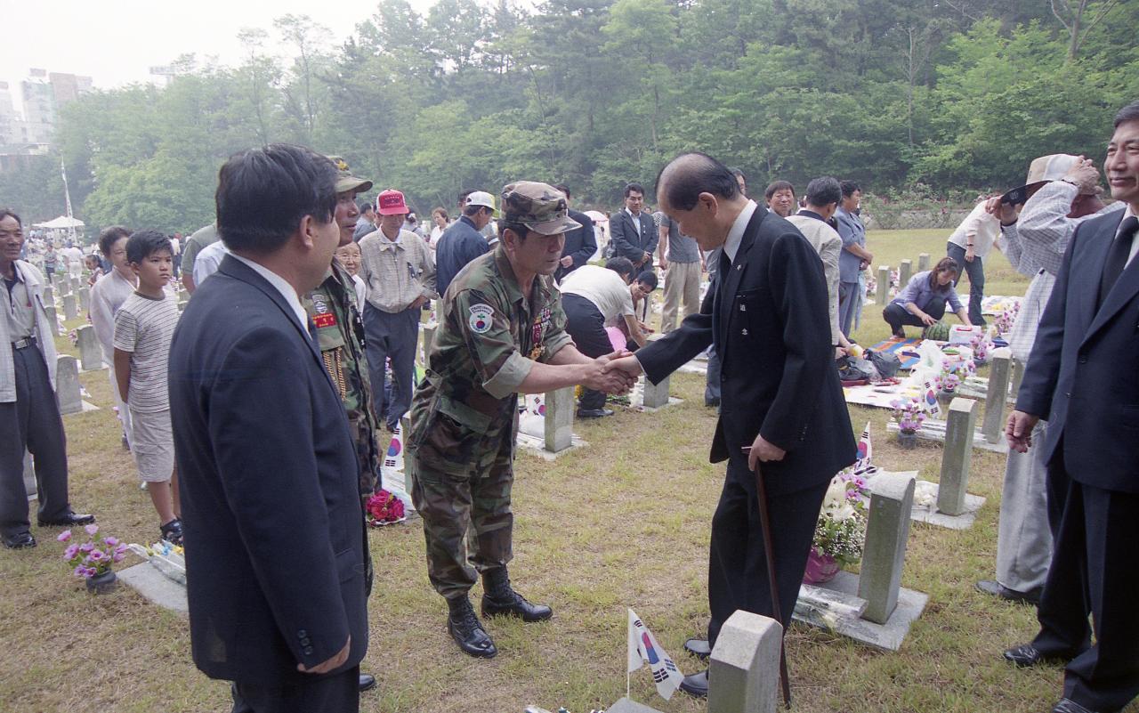 장병과 악수를 나누는 시장님