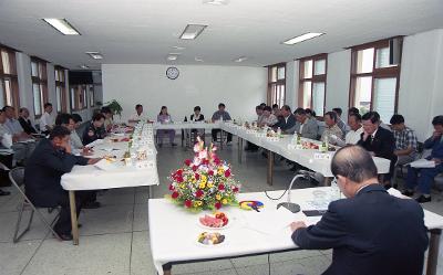 미성동 초도방문 중 보고서를 검토중이신 시장님의 모습