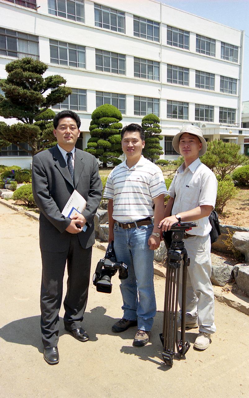 기념사진촬영을 하시는 교수님들1