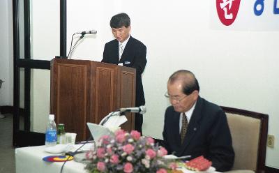 수송동 초도방문회 중인 시장님. 보고서를 검토하고 있다