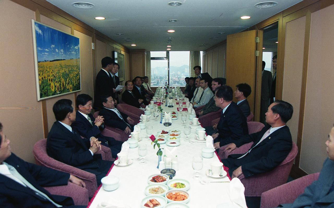 음식을 대접하기 위해 테이블을 둘러 앉아 있는 강근호시장님과 독일R&P사 대표님들과 관련인사들2