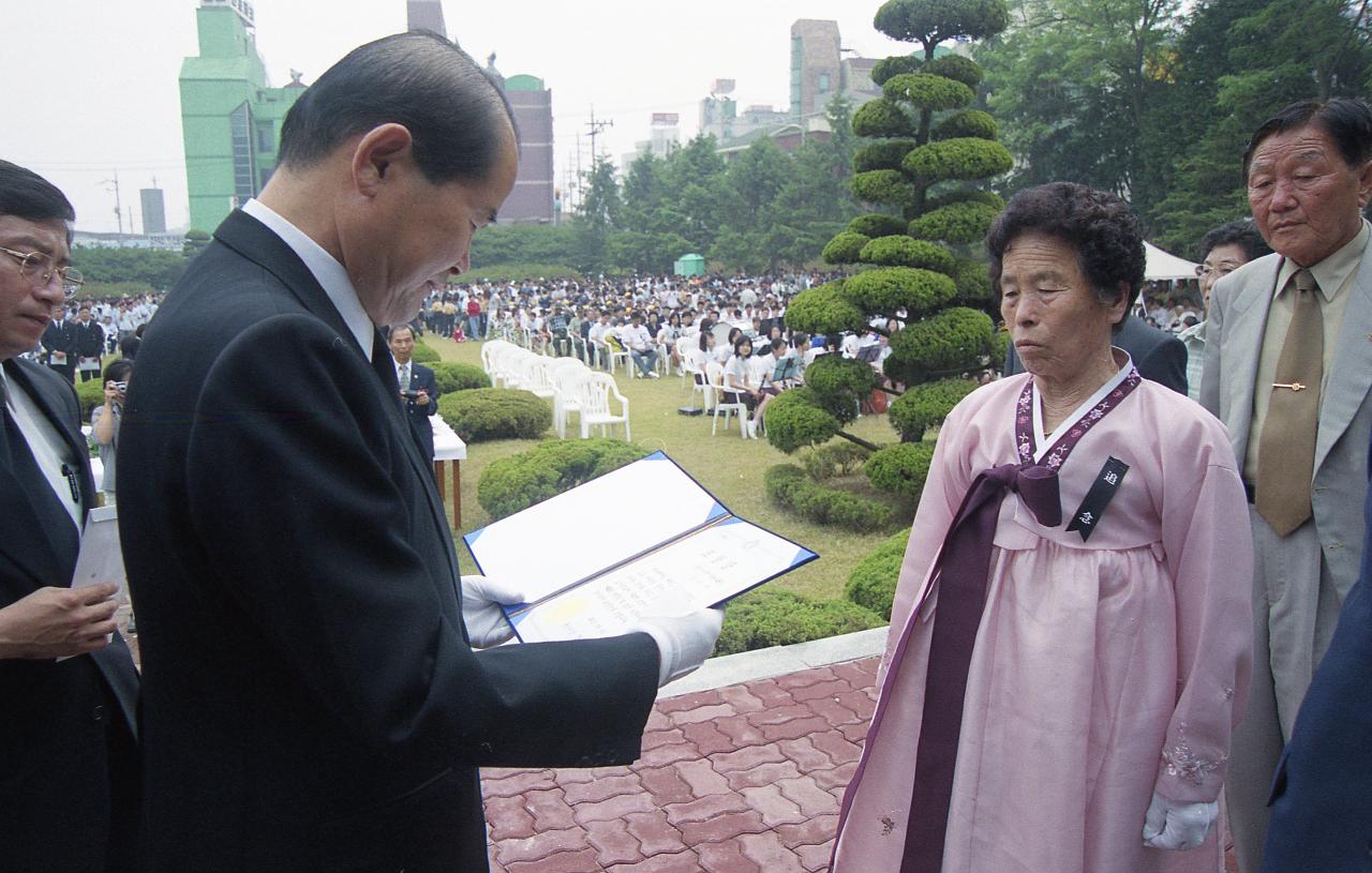 상장을 수여받으시는 임원님들의 모습1