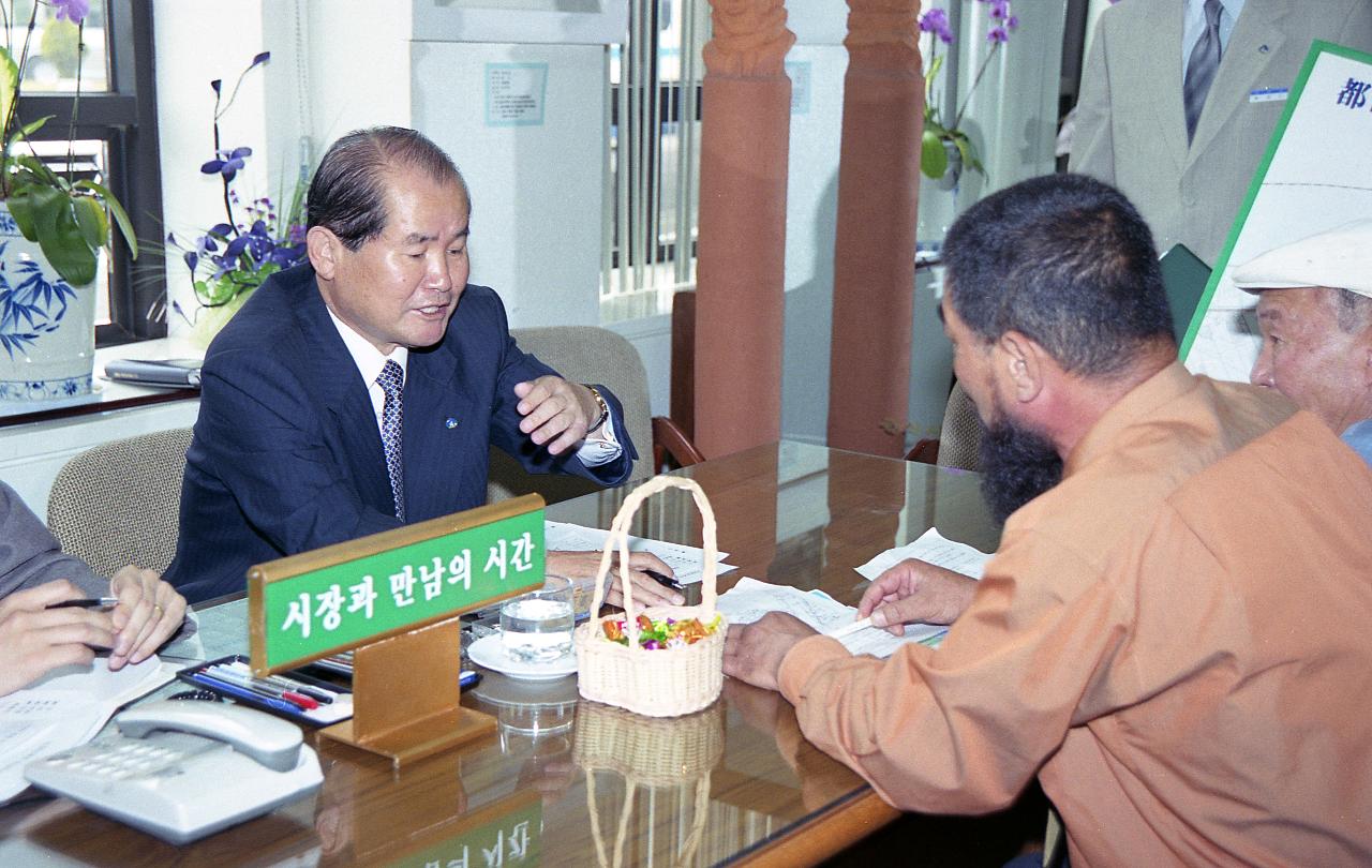 시민분들과 면담 중이신 시장님2