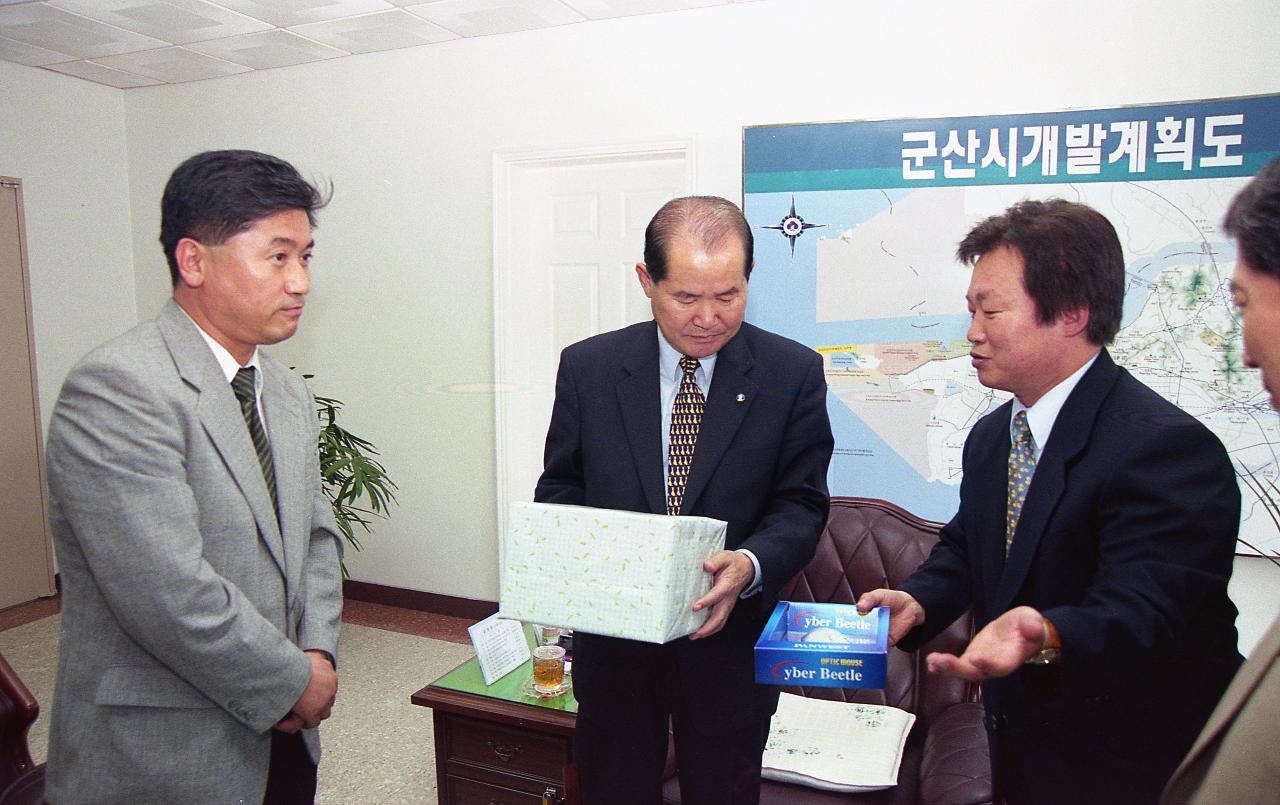 상품을 주고 받고 계신 시장님과 임원들