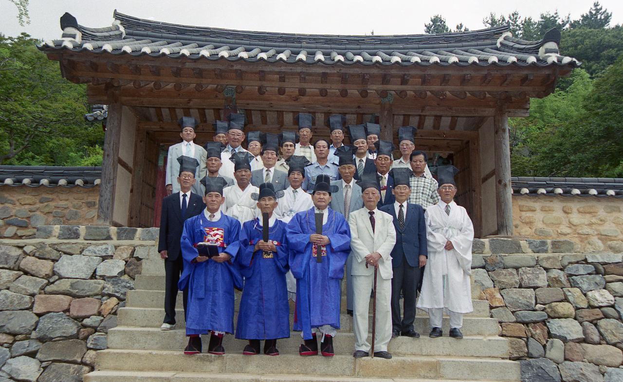 문관의복을 입고 옥구향교 앞에서서 사진을 찍고 계신 시장님과 관련인사들