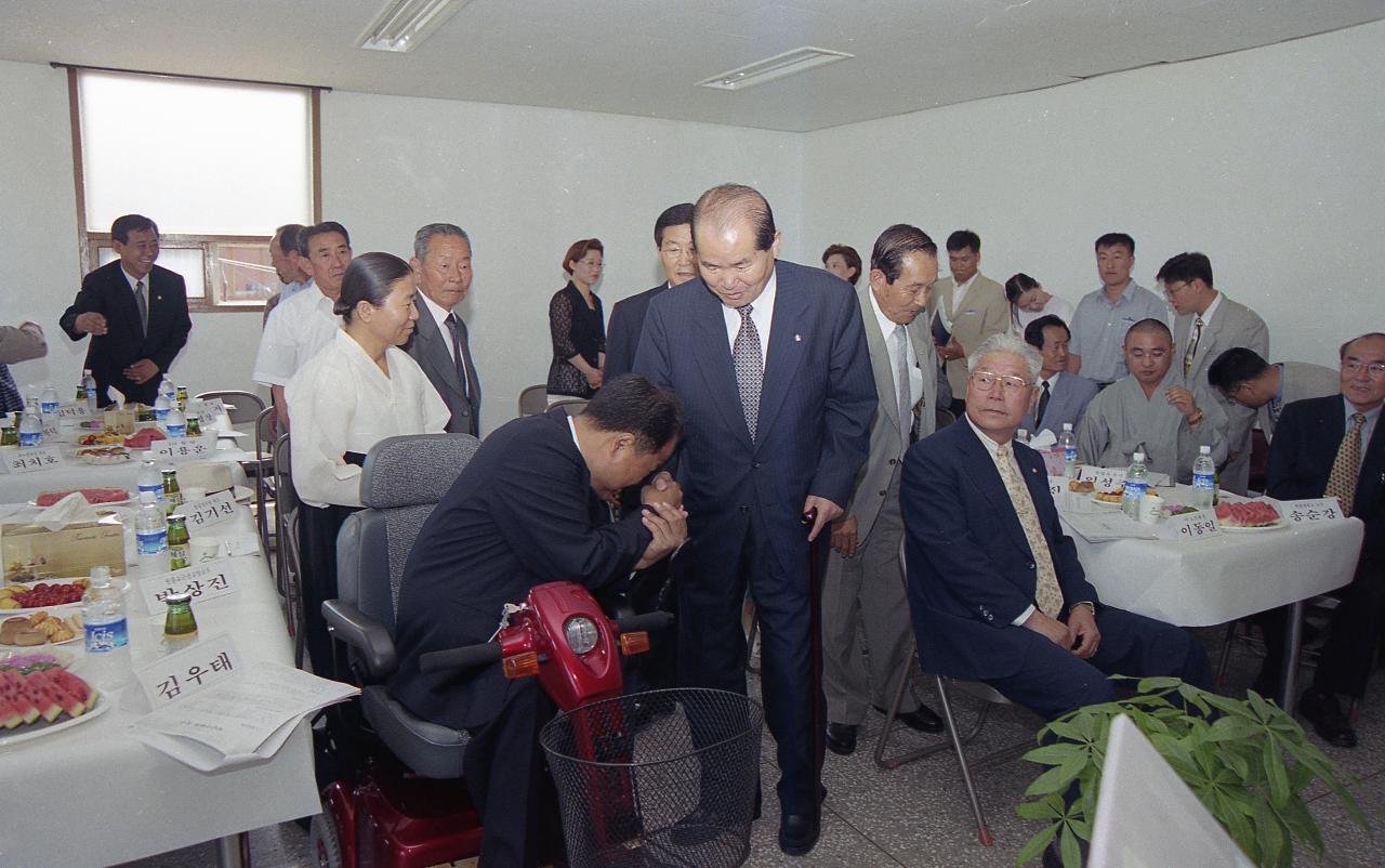 의원님과 악수를 나누시는 시장님의 모습