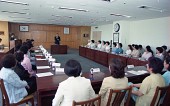 여성단체임원간담회에서 자리에서 일어나 말씀하고 계신 시장님과 자리에 앉아 듣고 계시는 임원들사진(00001)