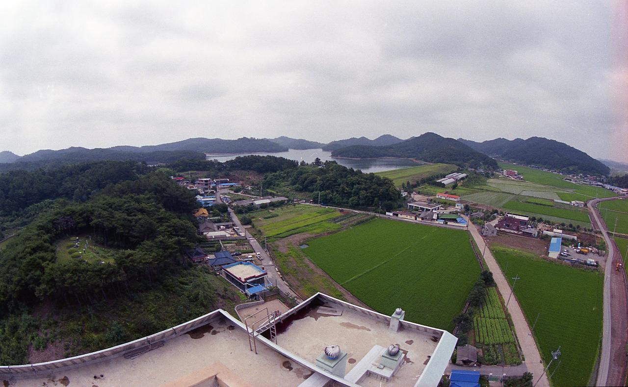 위에서 내려다 본 옥산 수원지의 풍경