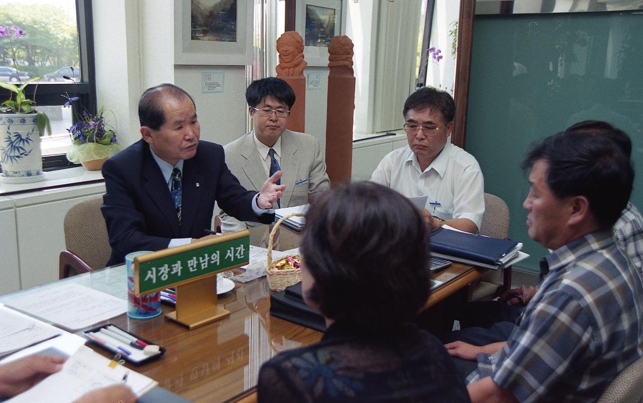 시민들과 대화를 하고 있는 시장님