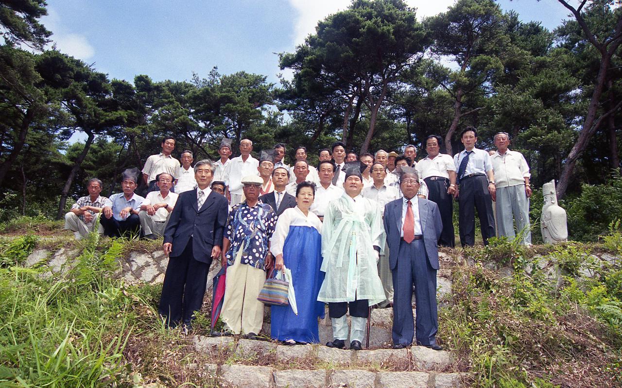 함께 서서 사진을 찍고 있는 시장님과 관련인사들