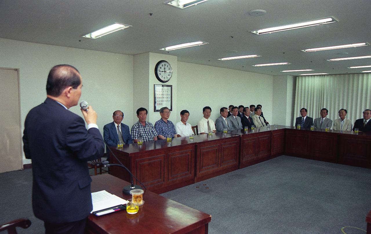 시청 원로 간담회에서 자리에서 일어나 말씀하고 계신 시장님과 자리에 앉아 듣고 계신 임원들