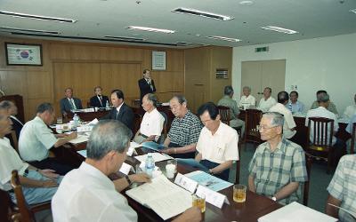 퇴직 교육자 간담회에서 앞에 서서 말씀하고 계신 시장님과 자리에 앉아 계신 임원들2