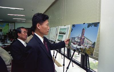 구청사부지 의원과의 간담회에서 건축조감도를 보고 계시는 의원님