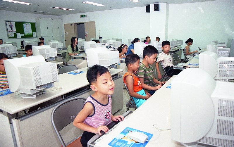 컴퓨터교육을 받고 있는 보육시설아동들