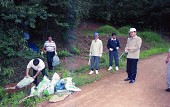 은파유원지 정화활동으로 쓰레기를 줍고 있는 시장님과 관계자들사진(00002)