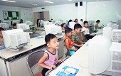 컴퓨터교육을 받고 있는 보육시설아동들사진(00001)