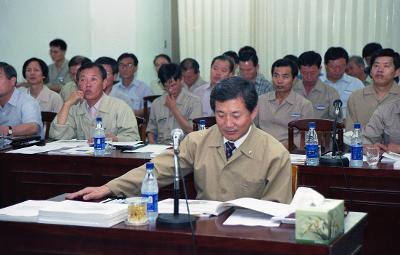 도시계획 용역 최종보고회에서 자료를 보고 계신 대표님과 뒤로 앉아 앞을 보고 계신 임원들