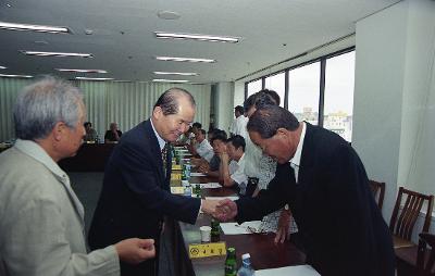 산림조합 임원 간담회에서 임원들과 악수를 나누고 계신 시장님