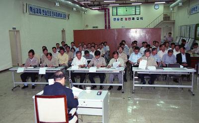 을지연습 준비상황보고회에서 앞에 앉아 자료를 보고 계신 시장님과 마주보고 앉아 자료를 보고 계신 임원들