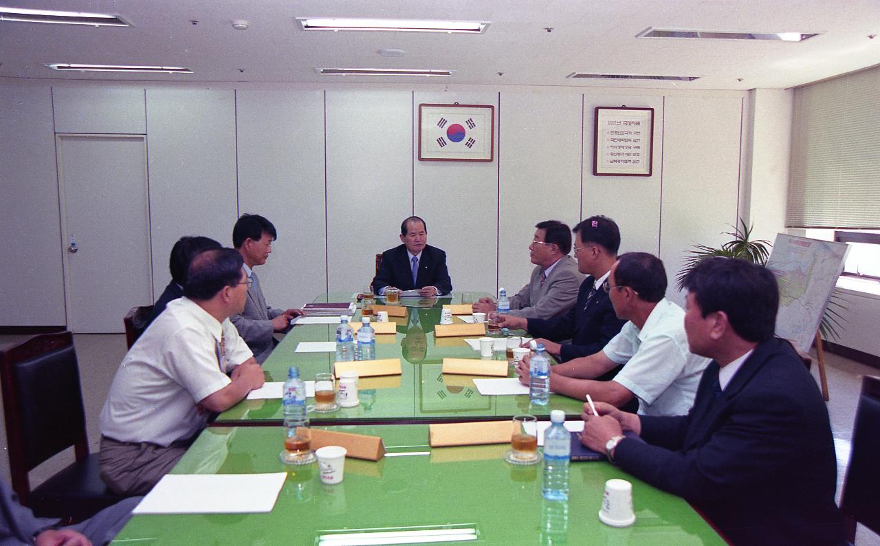 간담회를 하고 있는 시장님과 대표님들