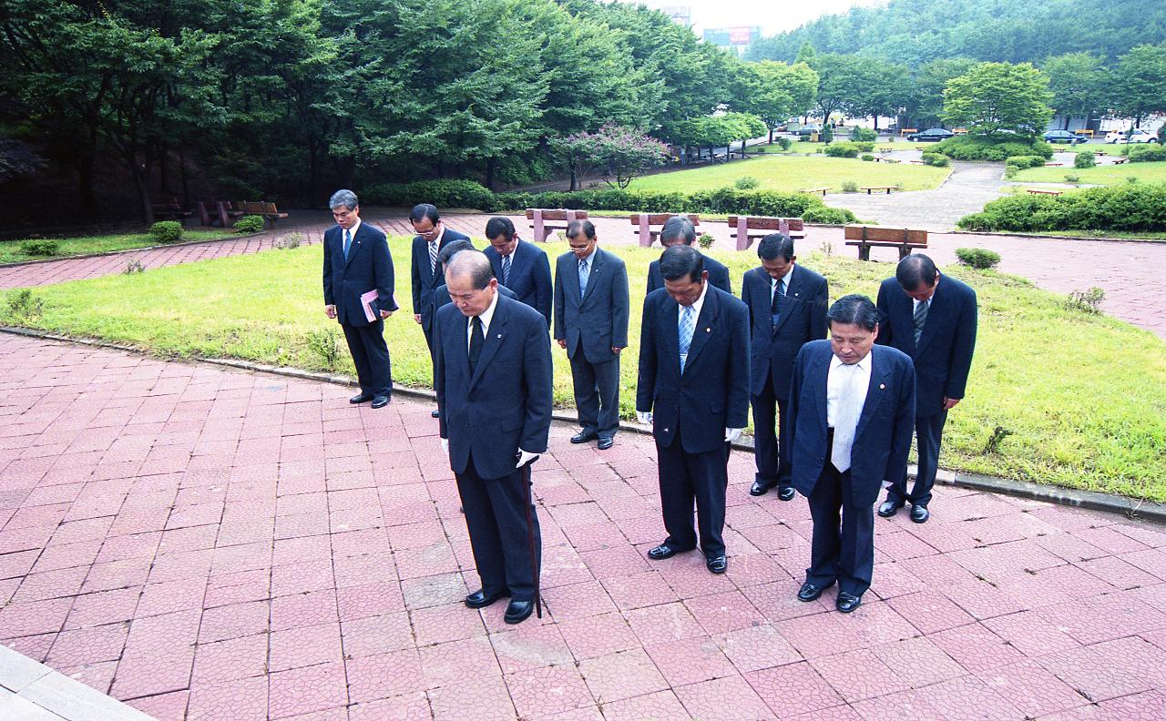 서서 참배를 하고 있는 시장님과 관련인사들