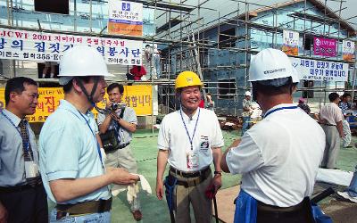 지미카터 미국대통령 사랑의 집짓기 공사현장에 나오셔서 말씀을 나누고 계신 시장님