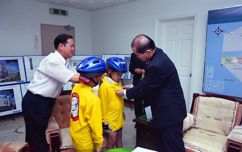 월드컵 자전거 홍보단 아이들의 옷을 정리해 주고 있는 시장님
