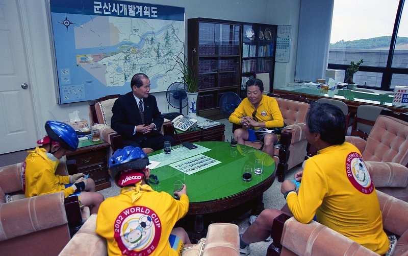 월드컵 자전거 홍보단과 함께 테이블에 둘러앉아 말씀을 나누고 계신 시장님