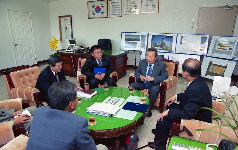 도 축구협회장 간담회를 열고 있는 시장님과 관련인사들